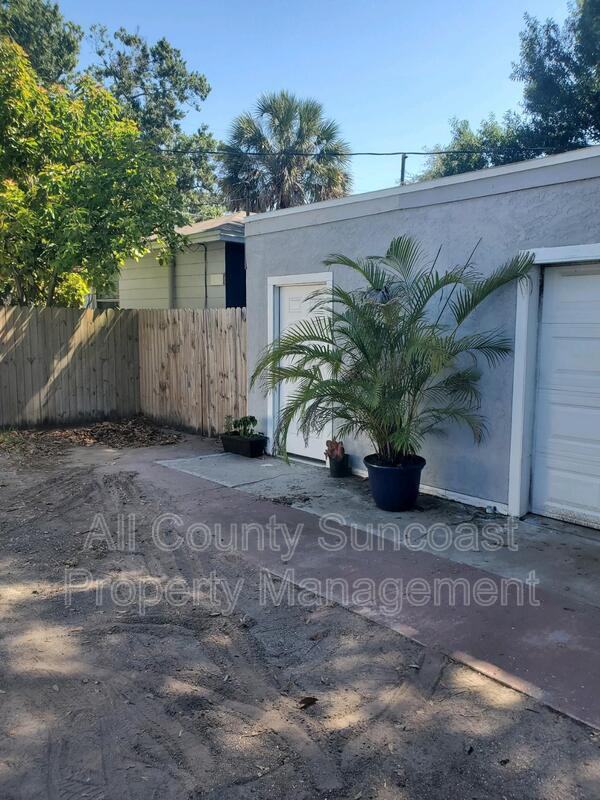 2579 1/2 14th Ave N - Photo 2 of 10