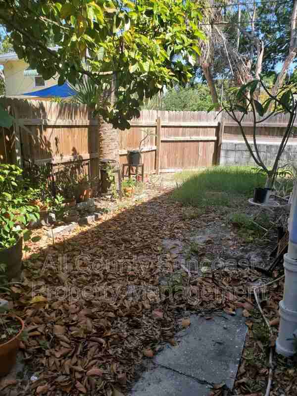 2579 1/2 14th Ave N - Photo 3 of 10