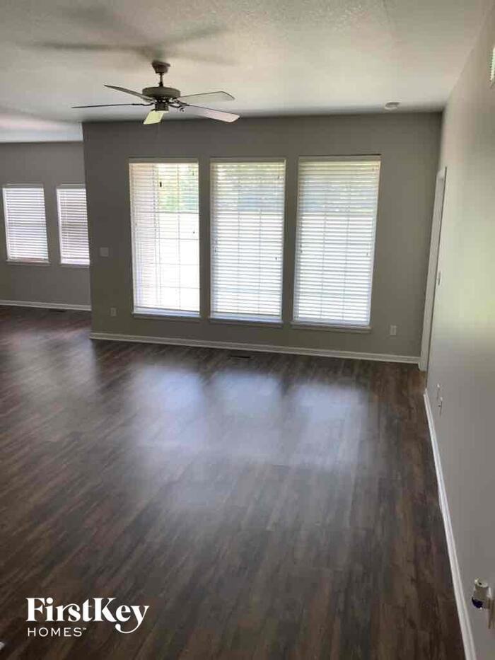 11003 Highview Rd - Photo 2 of 9