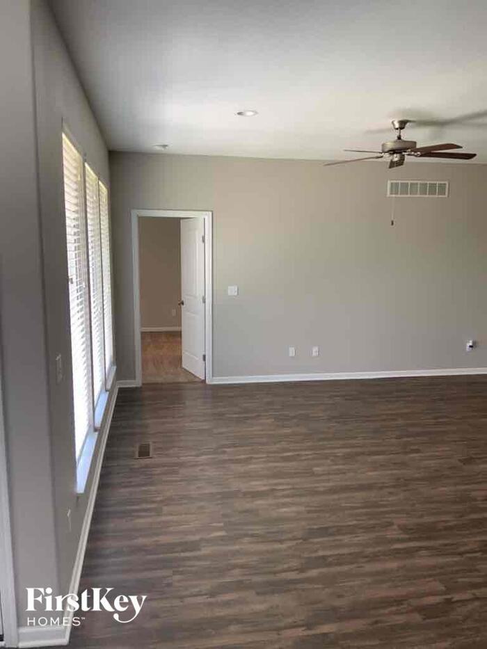 11003 Highview Rd - Photo 3 of 9