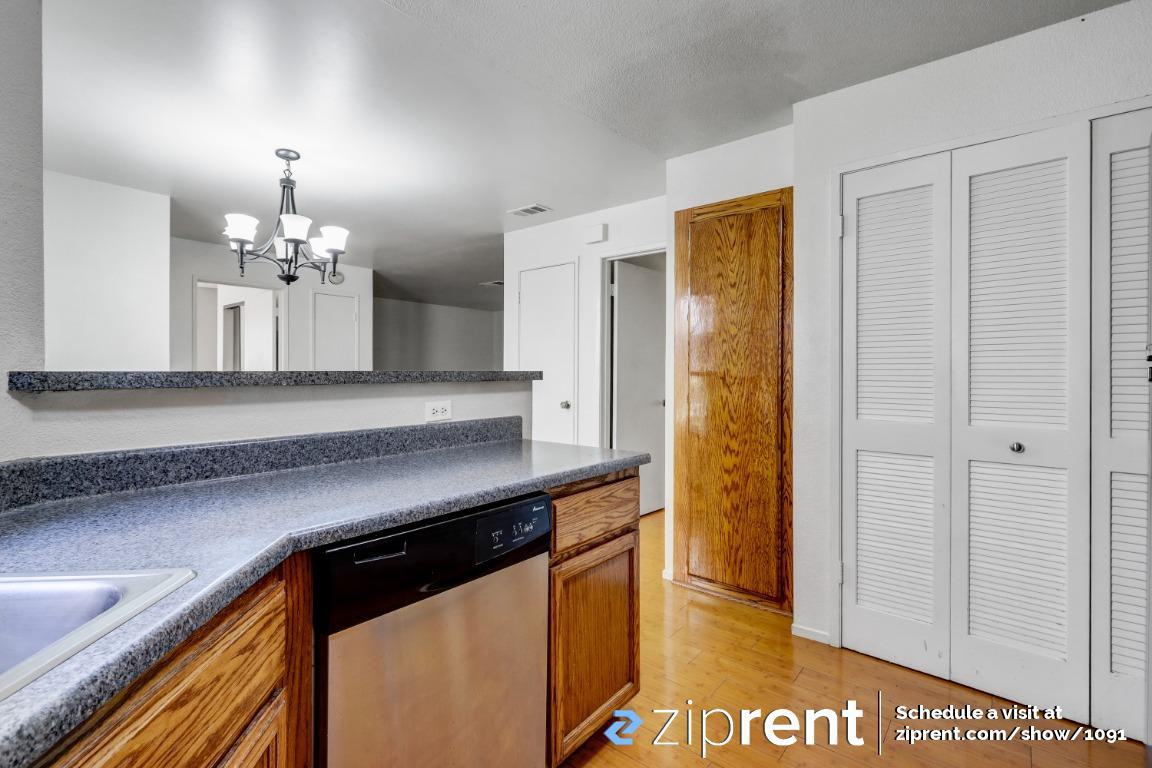 1015 Chelsea - Photo 3 of 17