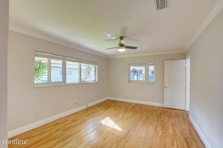 1010 Sw 1st St - Photo 3 of 10