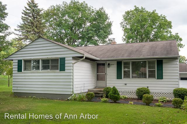 2935 Lakeview Dr - Photo 2 of 16