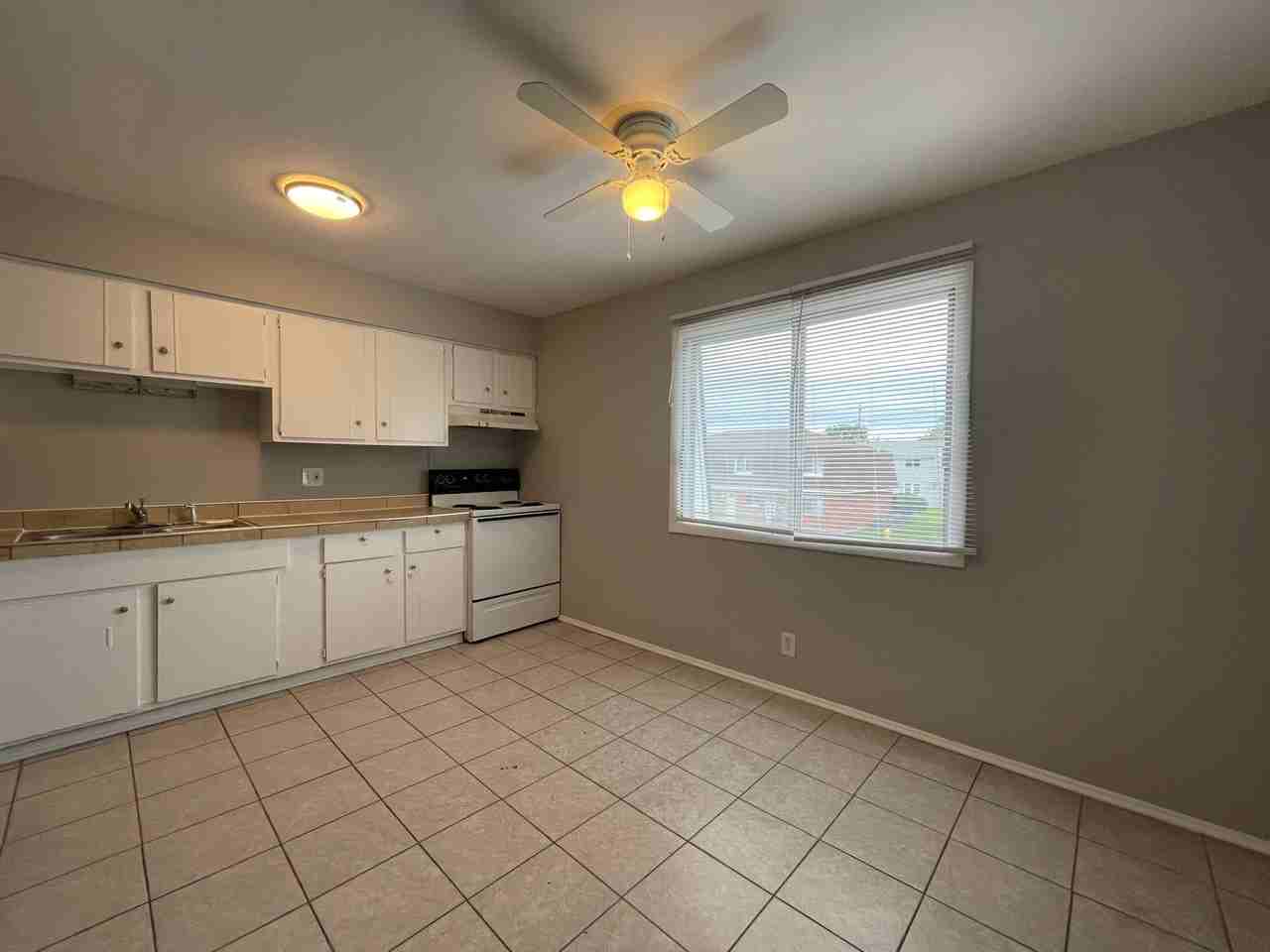 109 Harbor Dr - Photo 3 of 10