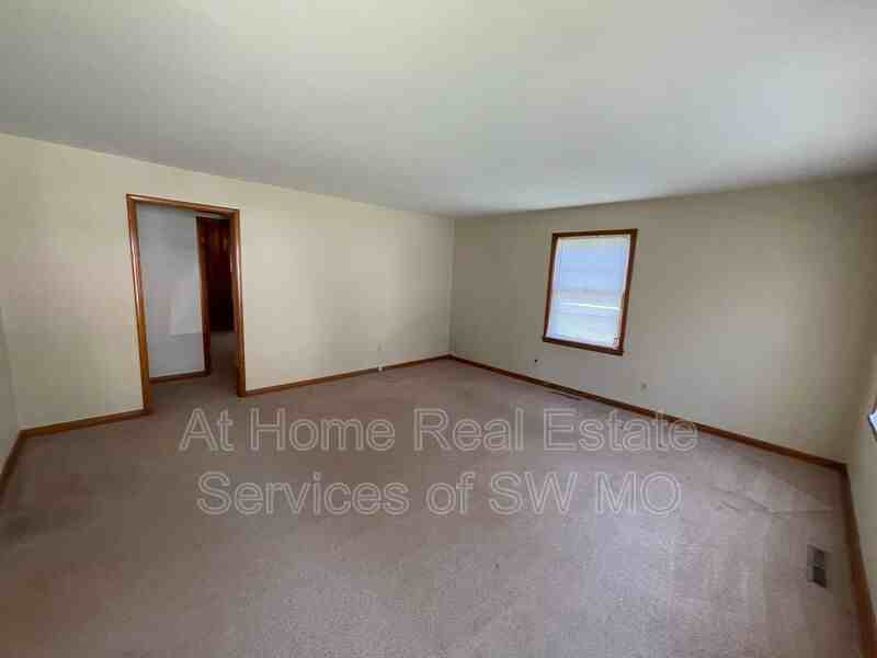 302 W Whiteside St - Photo 2 of 8