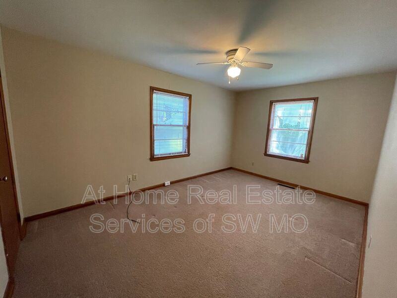 302 W Whiteside St - Photo 5 of 8