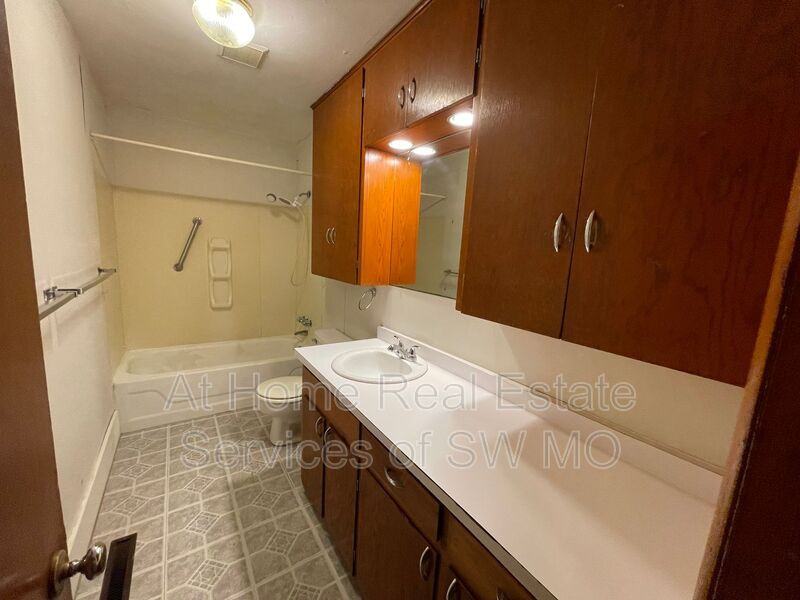 302 W Whiteside St - Photo 6 of 8