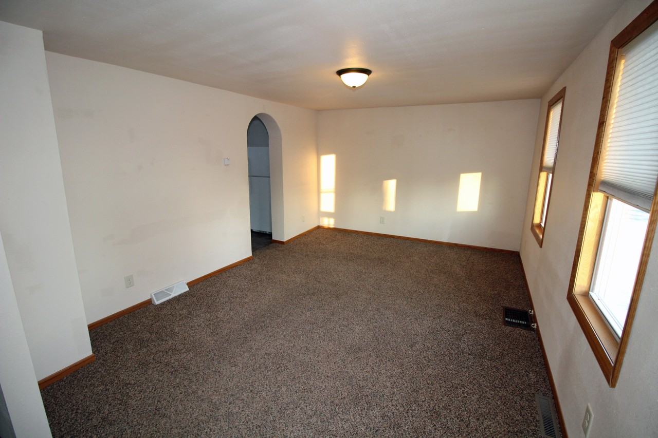 1711 1st Ave Se - Photo 2 of 12