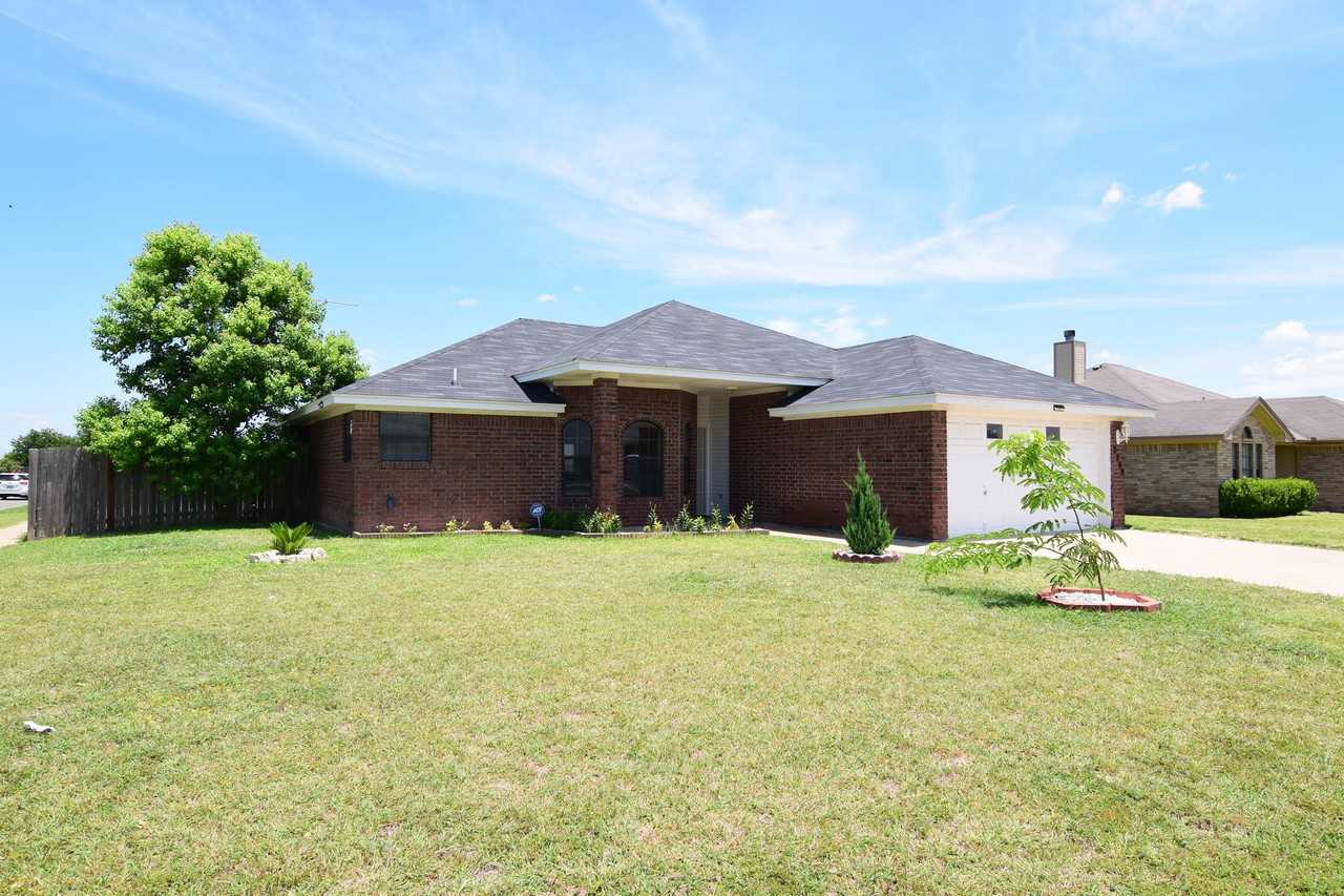 2209 Sandstone Dr - Photo 2 of 18