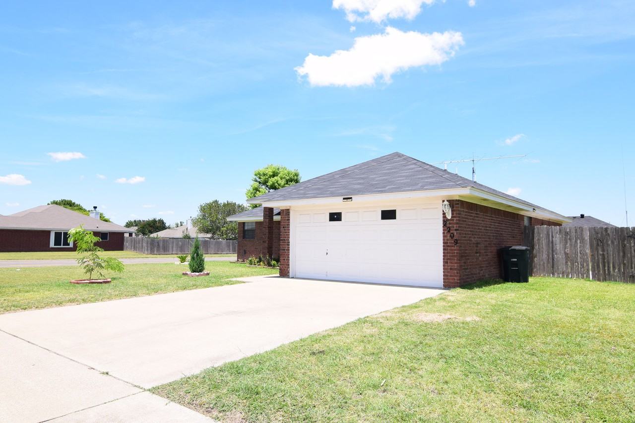 2209 Sandstone Dr - Photo 3 of 18