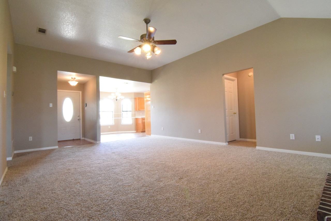 2209 Sandstone Dr - Photo 4 of 18