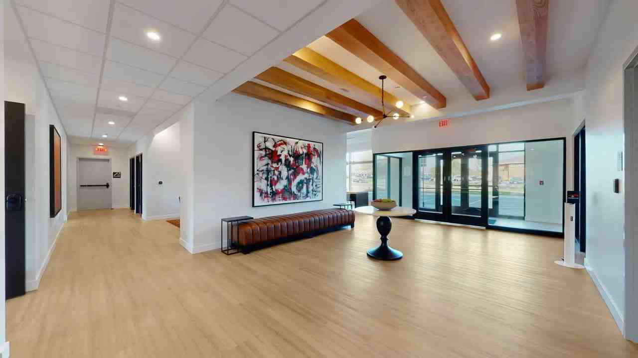 Vantage - Photo 4 of 22