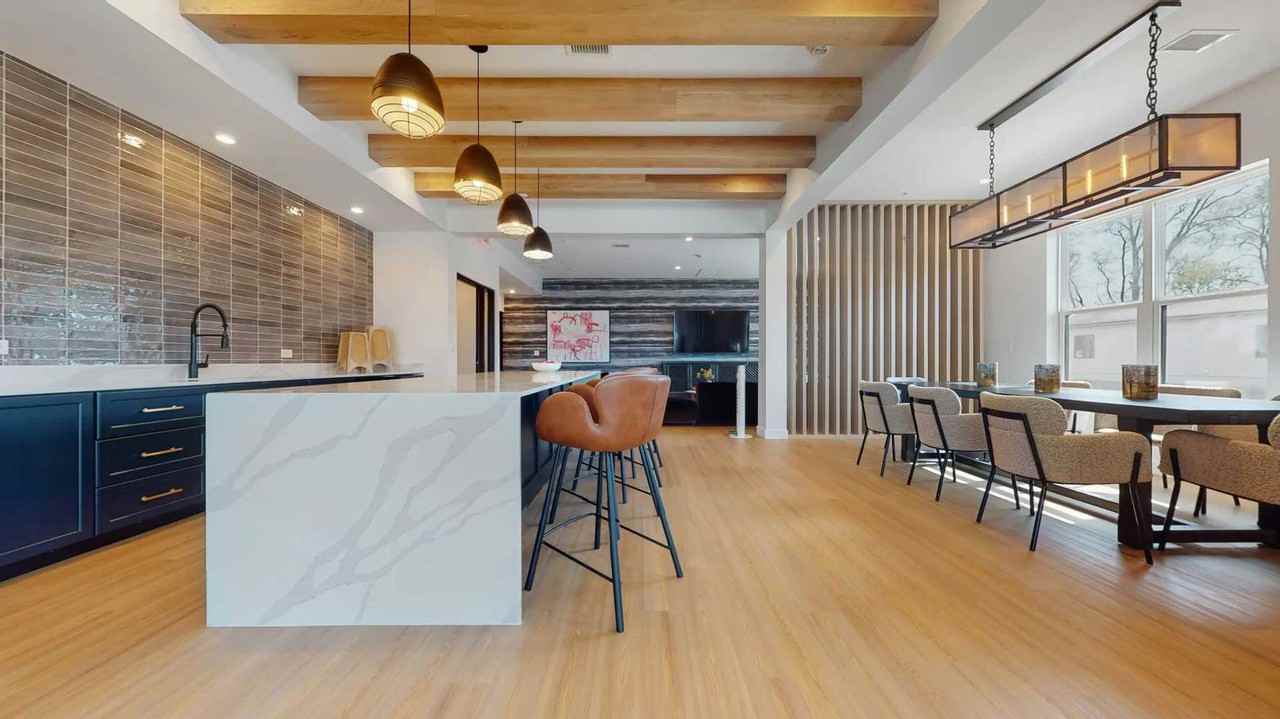 Vantage - Photo 7 of 22