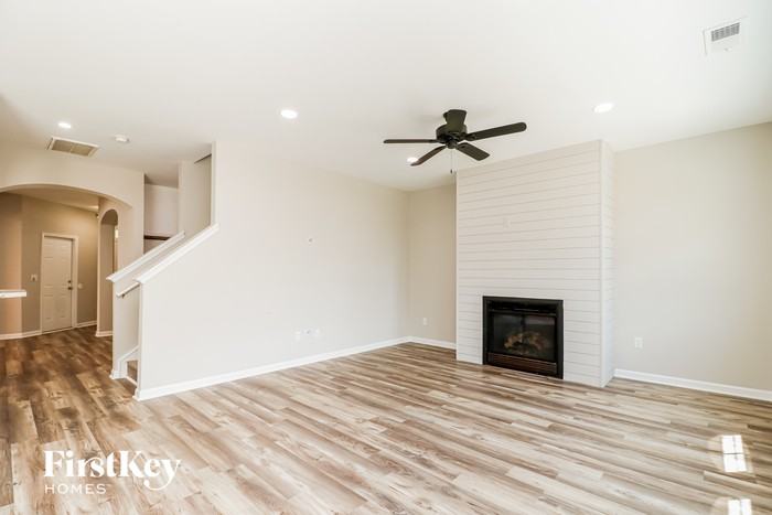 232 Oglethorpe Cir - Photo 3 of 15