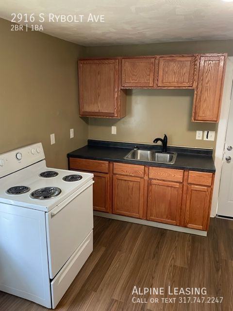 2916 S Rybolt Ave - Photo 3 of 10