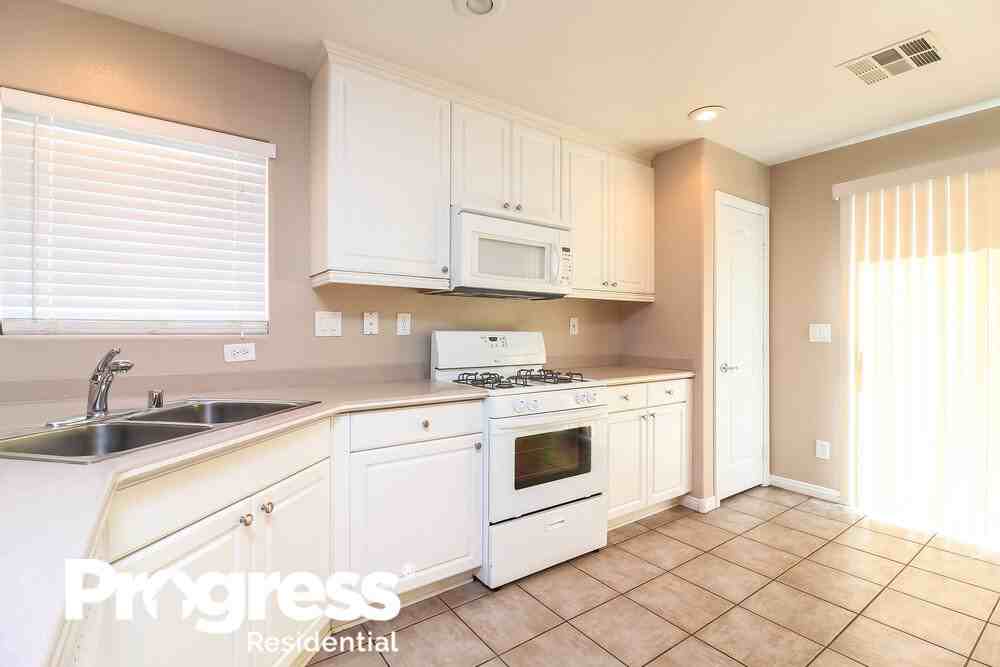 11758 Bergamo Ct - Photo 5 of 16