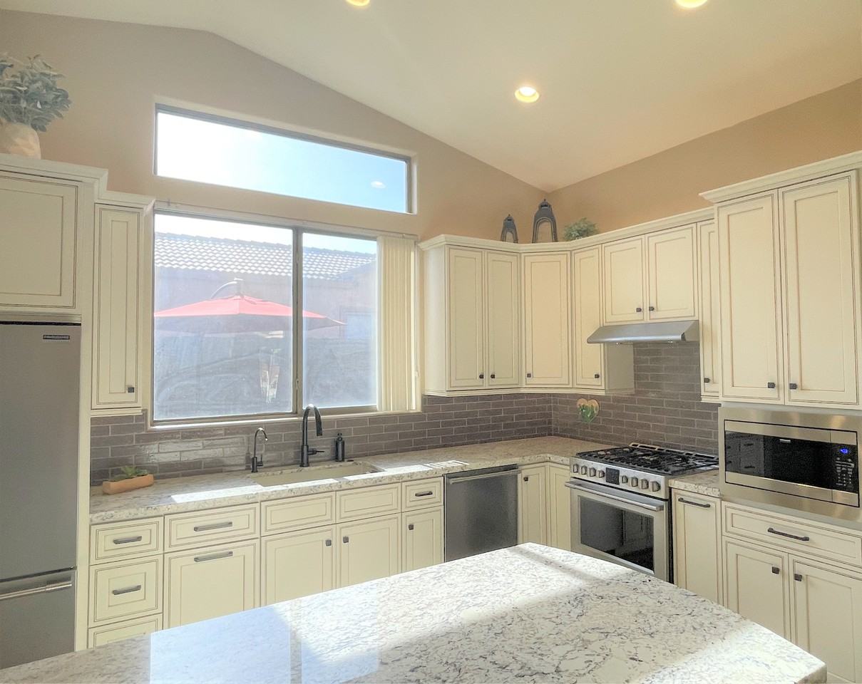 1506 N Sierra Hts - Photo 2 of 21