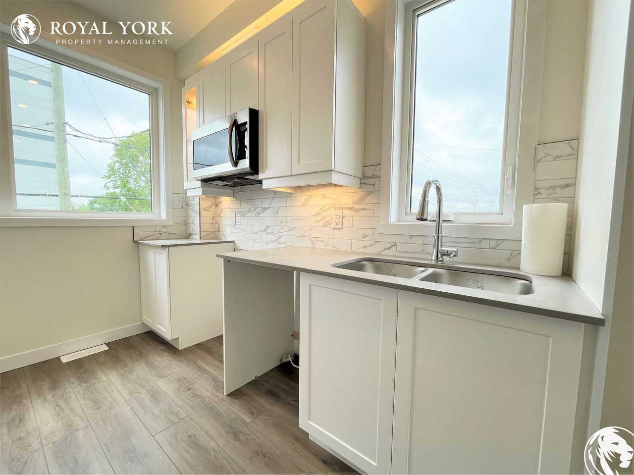 652 Victoria St N #B - Photo 3 of 27