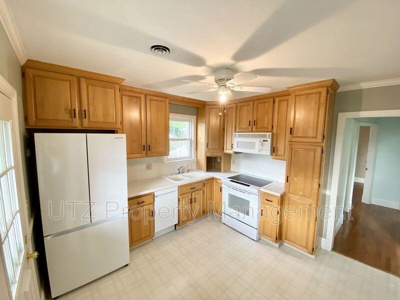 1023 Grandview Ave - Photo 3 of 16
