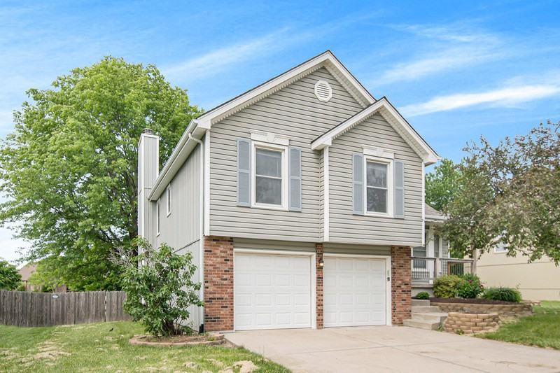 1812 Se 7th St - Photo 2 of 24