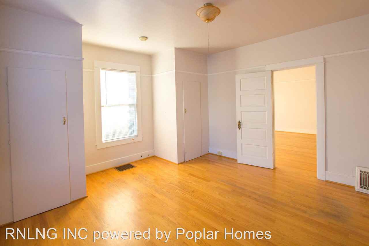 5209 Brooklyn Ave NE - Photo 3 of 7