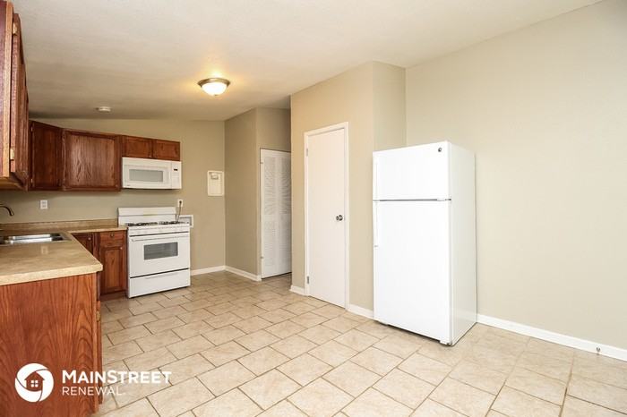420 Holiday Dr - Photo 3 of 16