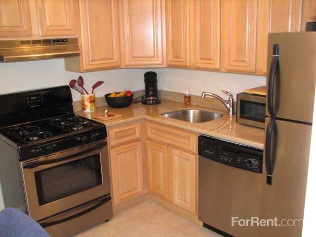 Hamilton Court East - Photo 2 of 31