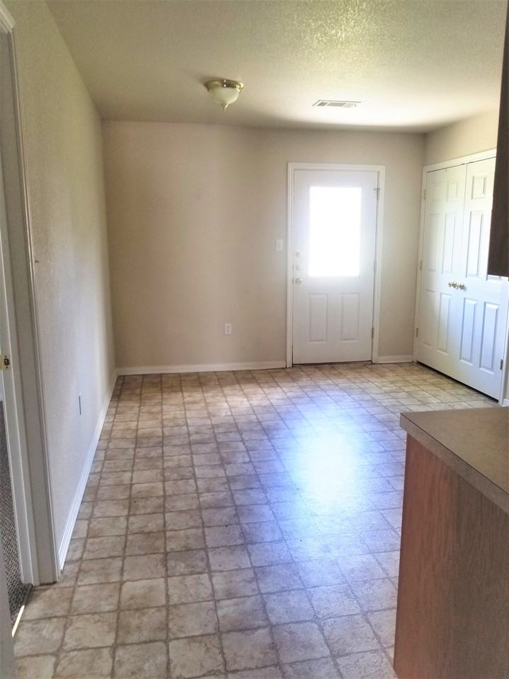 306 Janelle Dr - Photo 3 of 9