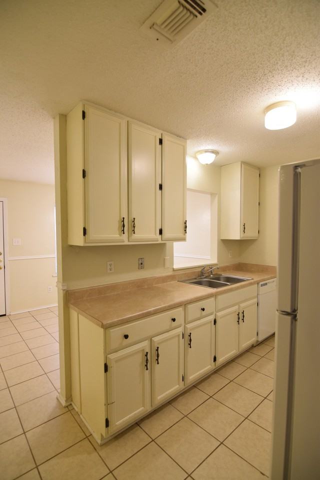 526 Phoenix Dr - Photo 5 of 20