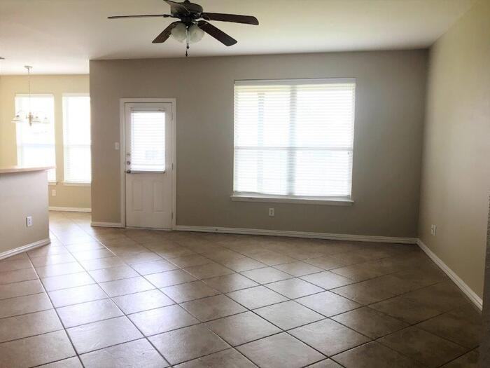 233 Kennedy Ct - Photo 3 of 12