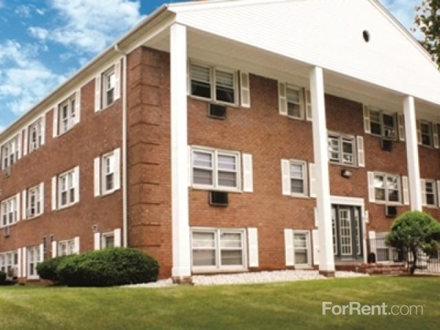 Cambridge Manor - Photo 3 of 5