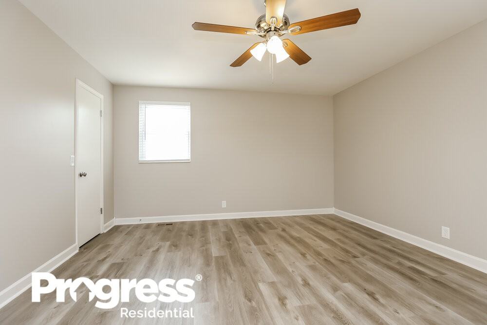 5173 Roxborough Dr - Photo 2 of 3