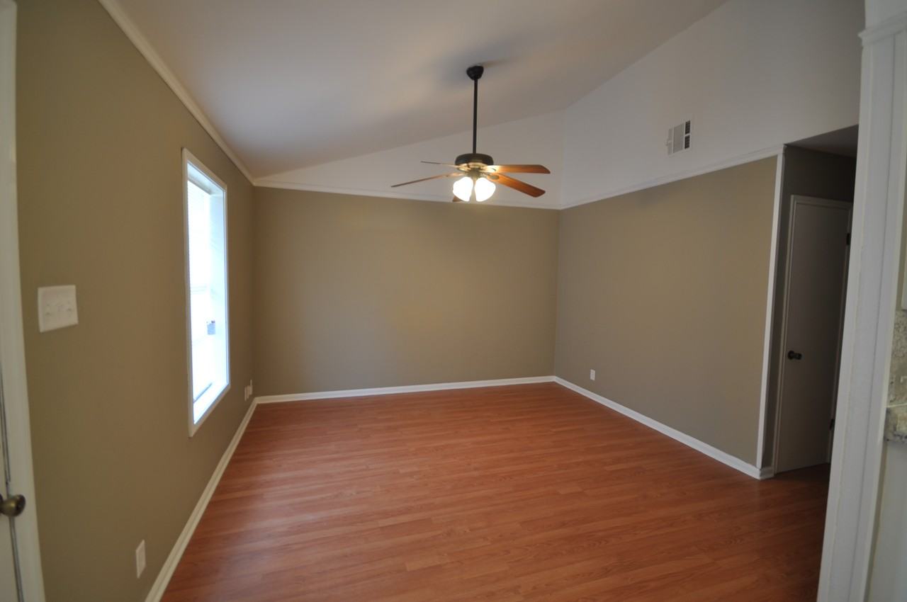 238 Victoria Dr - Photo 2 of 10