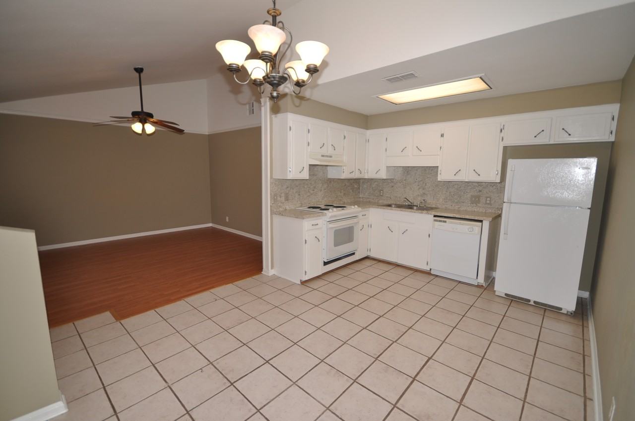 238 Victoria Dr - Photo 3 of 10