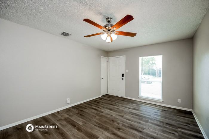 5015 Borchers Dr - Photo 3 of 16