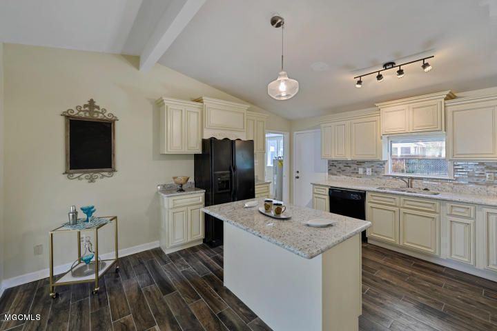 320 Lakeview Boulevard - Photo 3 of 10