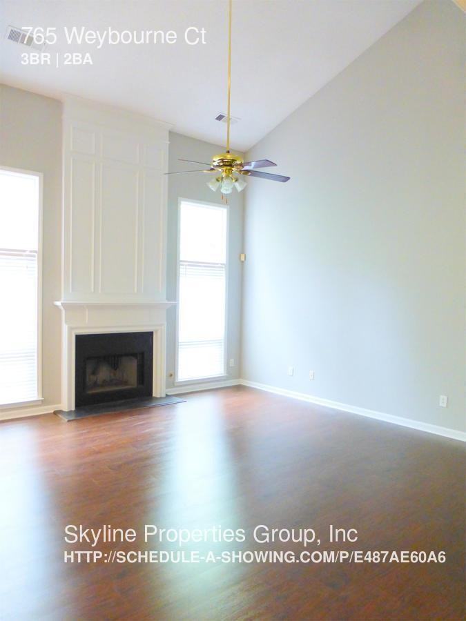 765 Weybourne Ct NE - Photo 3 of 33