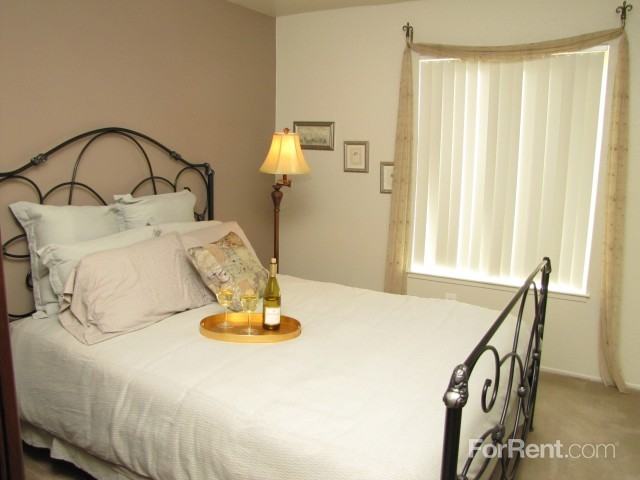 Mariner's Pointe Apartment Homes - Photo 3 of 20