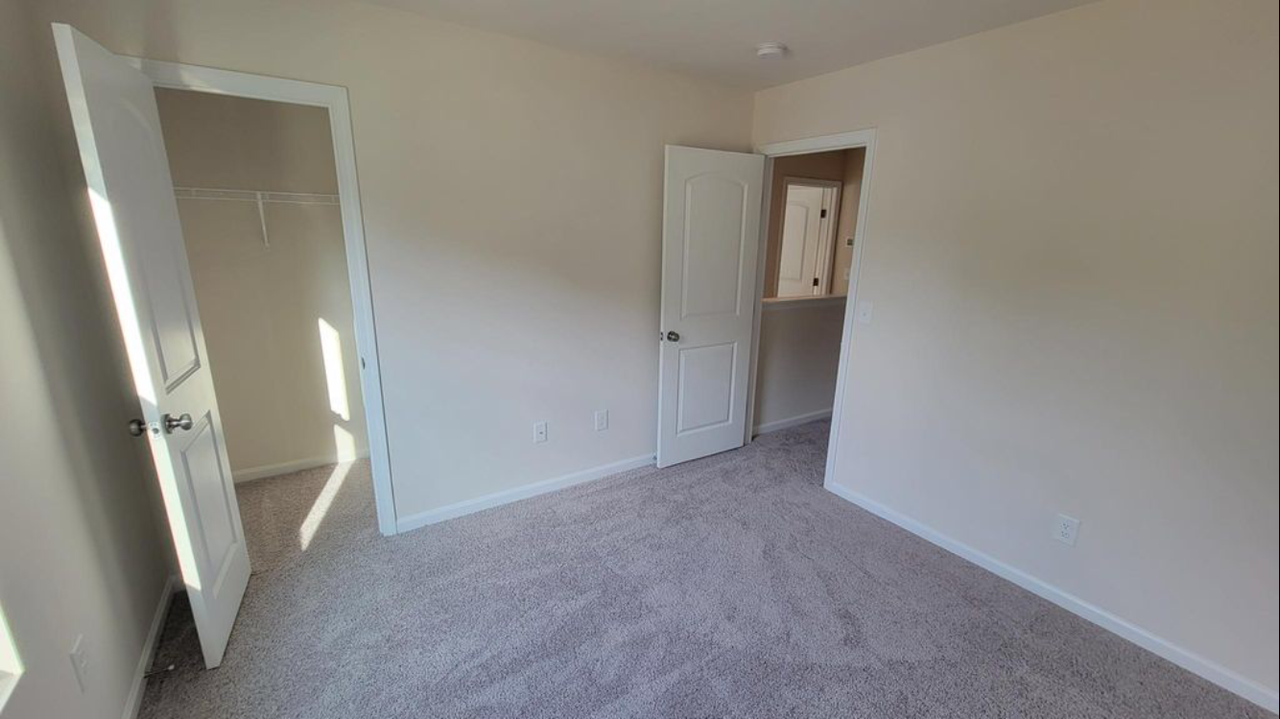 174 Queens Cir - Photo 2 of 12