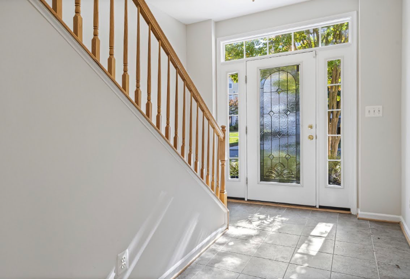 409 Monroe Point Dr - Photo 2 of 31