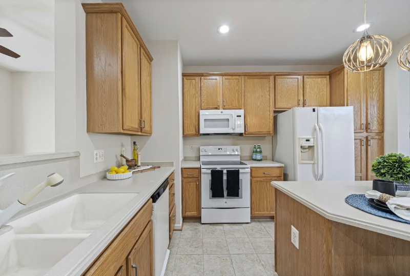 409 Monroe Point Dr - Photo 3 of 31