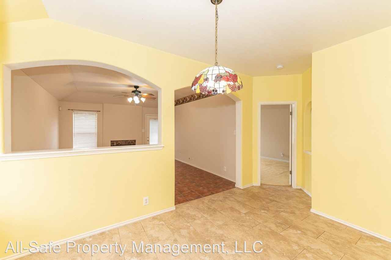 1719 Pinetum Dr - Photo 2 of 20