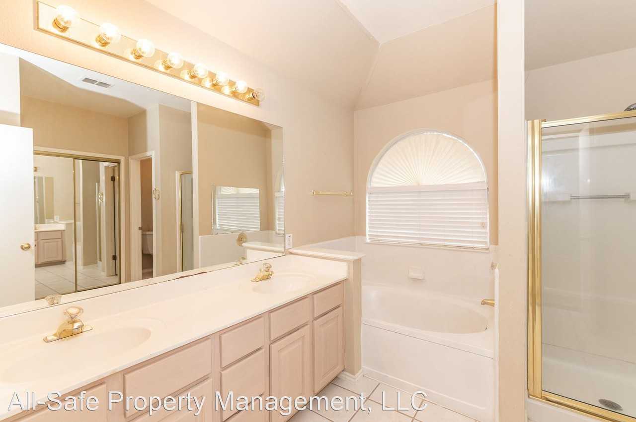 1719 Pinetum Dr - Photo 3 of 20