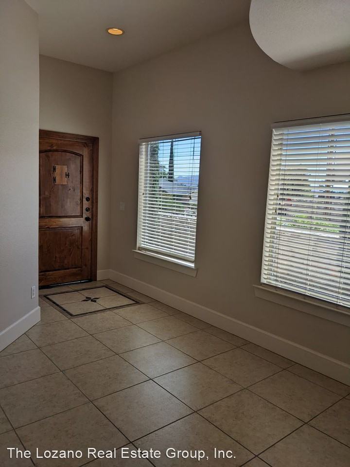 5721 Caprock Ct - Photo 3 of 30
