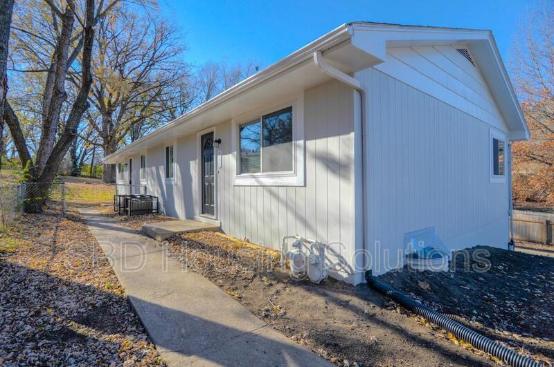 5711 Ne 52nd St - Photo 3 of 12