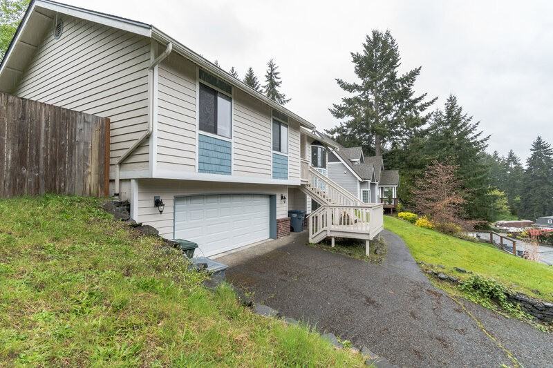 935 Holly Dr - Photo 2 of 22