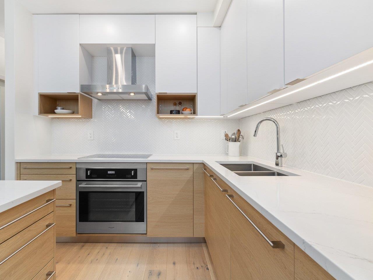 328 Smithe Street - Photo 2 of 23