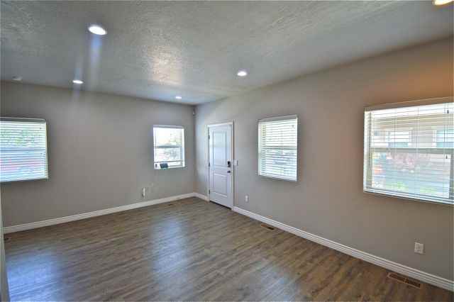 3865 Sw - Photo 3 of 20