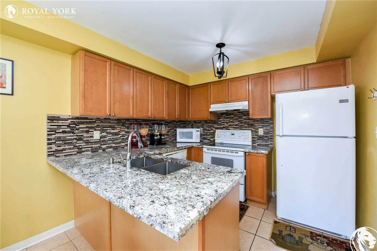 10 Frontenac Cres #1 - Photo 3 of 26
