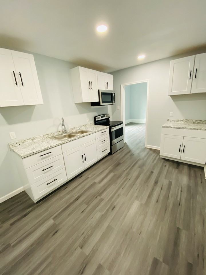 1326 West Sears Street - Photo 2 of 5